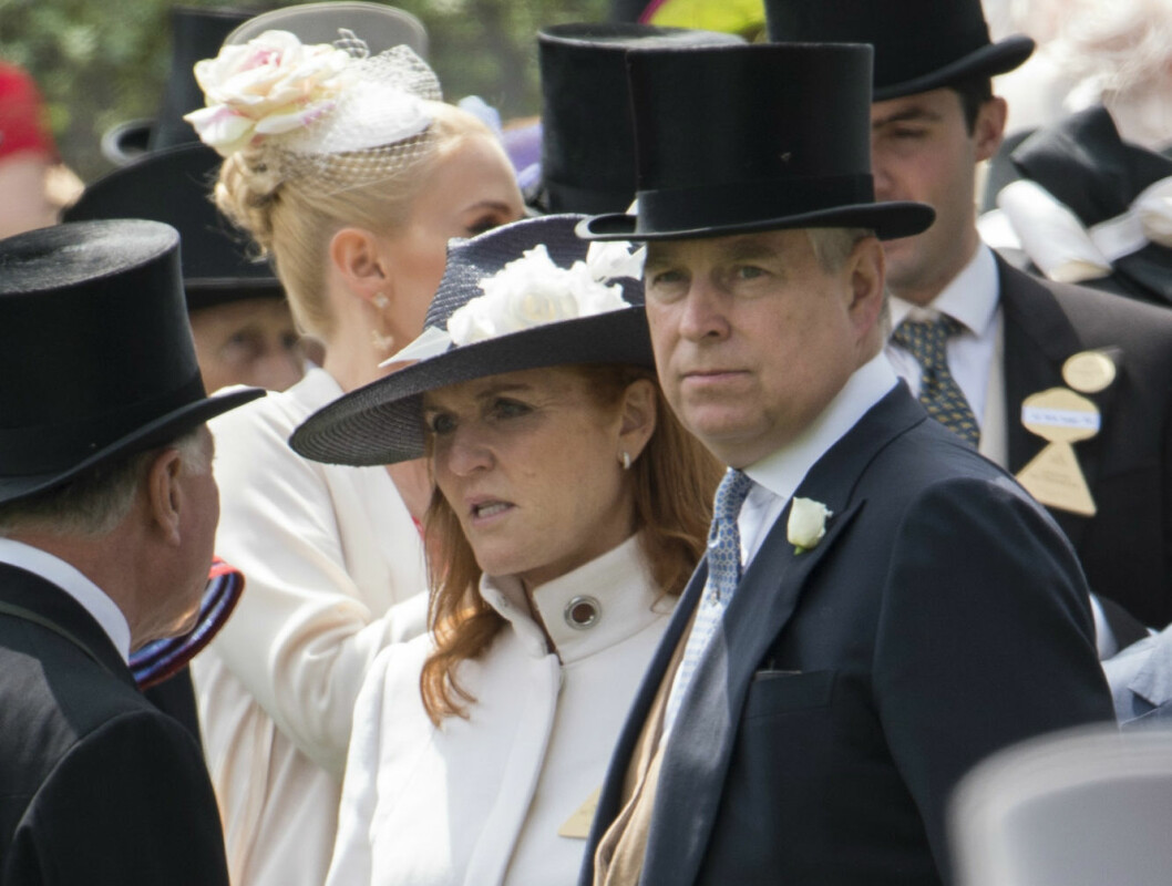 Hertigen och hertiginnan av York tar döttrarna i försvar. Sarah "Fergie" Ferguson och prins Andrew.