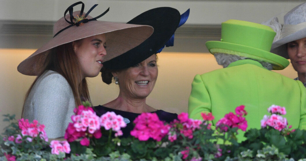 Prinsessan Beatrice och mamma Fergie samtalar med drottning Elizabeth.