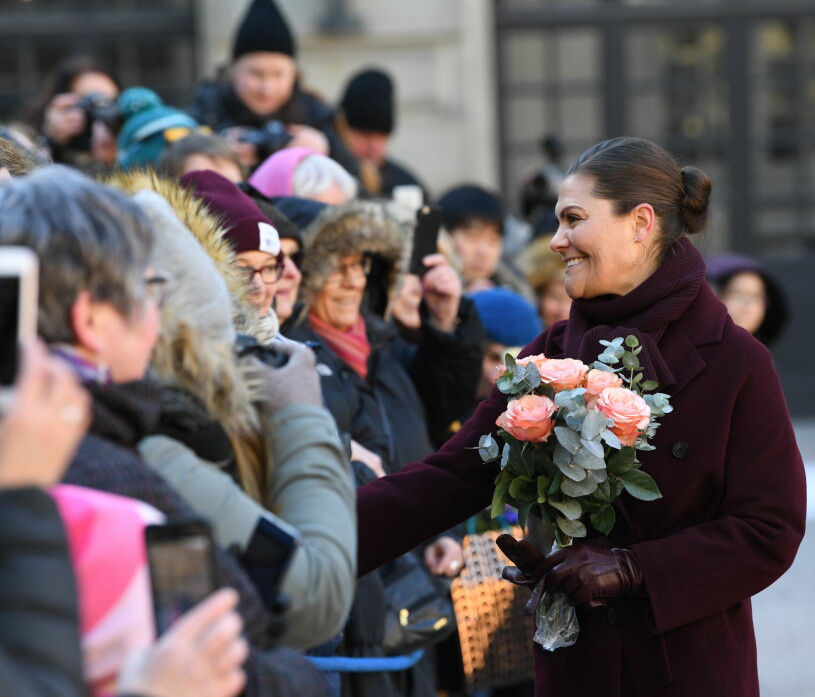 Festligt och fullsatt på borggården. Så här såg det ut när kronprinsessan Victoria firade sin namnsdag 2019.
