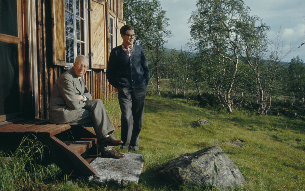 Kung Gustaf VI Adolf besöker fiskestugan vid Tärnaån i Västerbotten tillsammans sonen Carl Johan Bernadotte, 1967. Kung Gustaf VI Adolf besöker fiskestugan vid Tärnaån i Västerbotten tillsammans sonen Carl Johan Bernadotte, 1967.