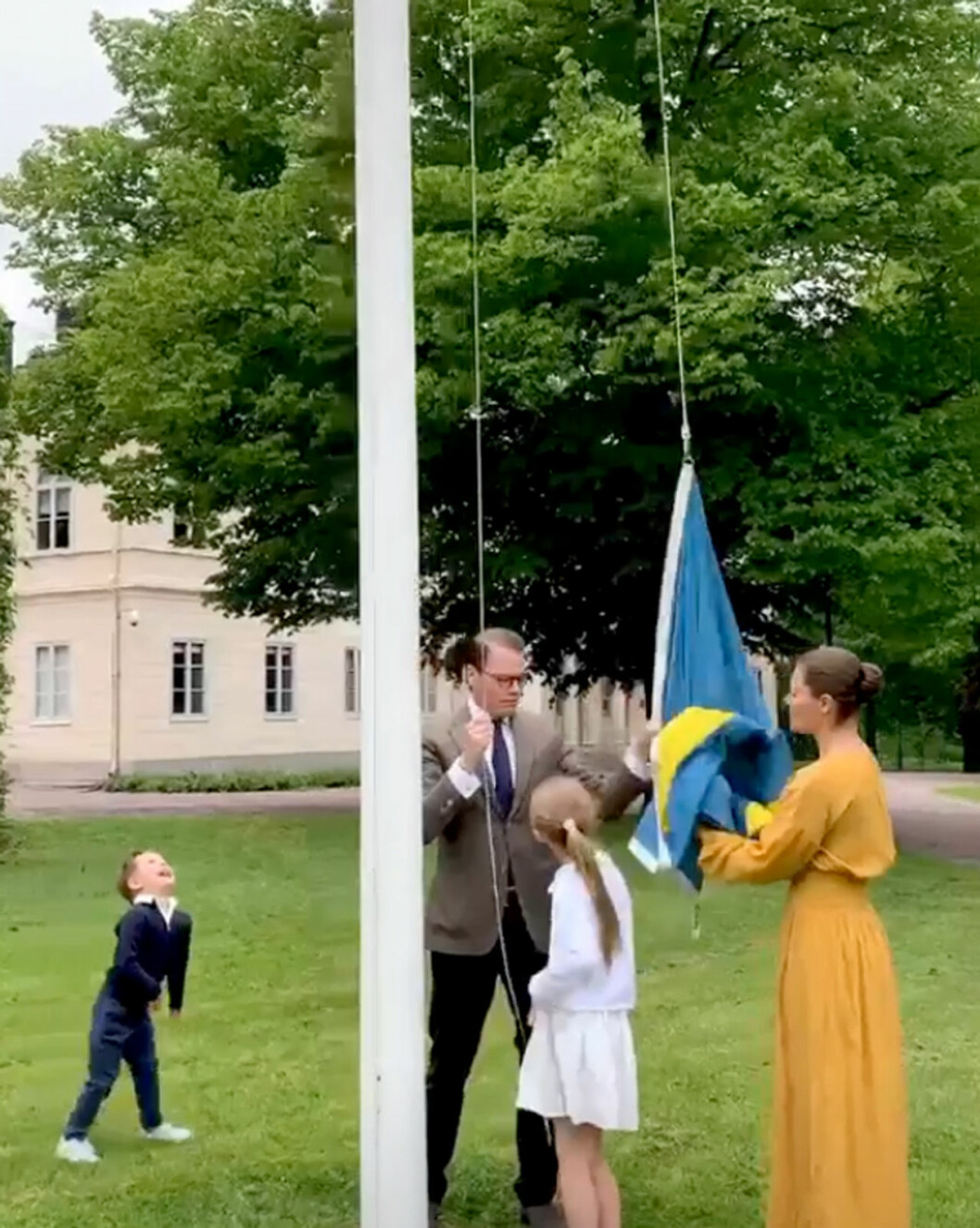 Estelle och Oscar hissar flaggan på Haga.