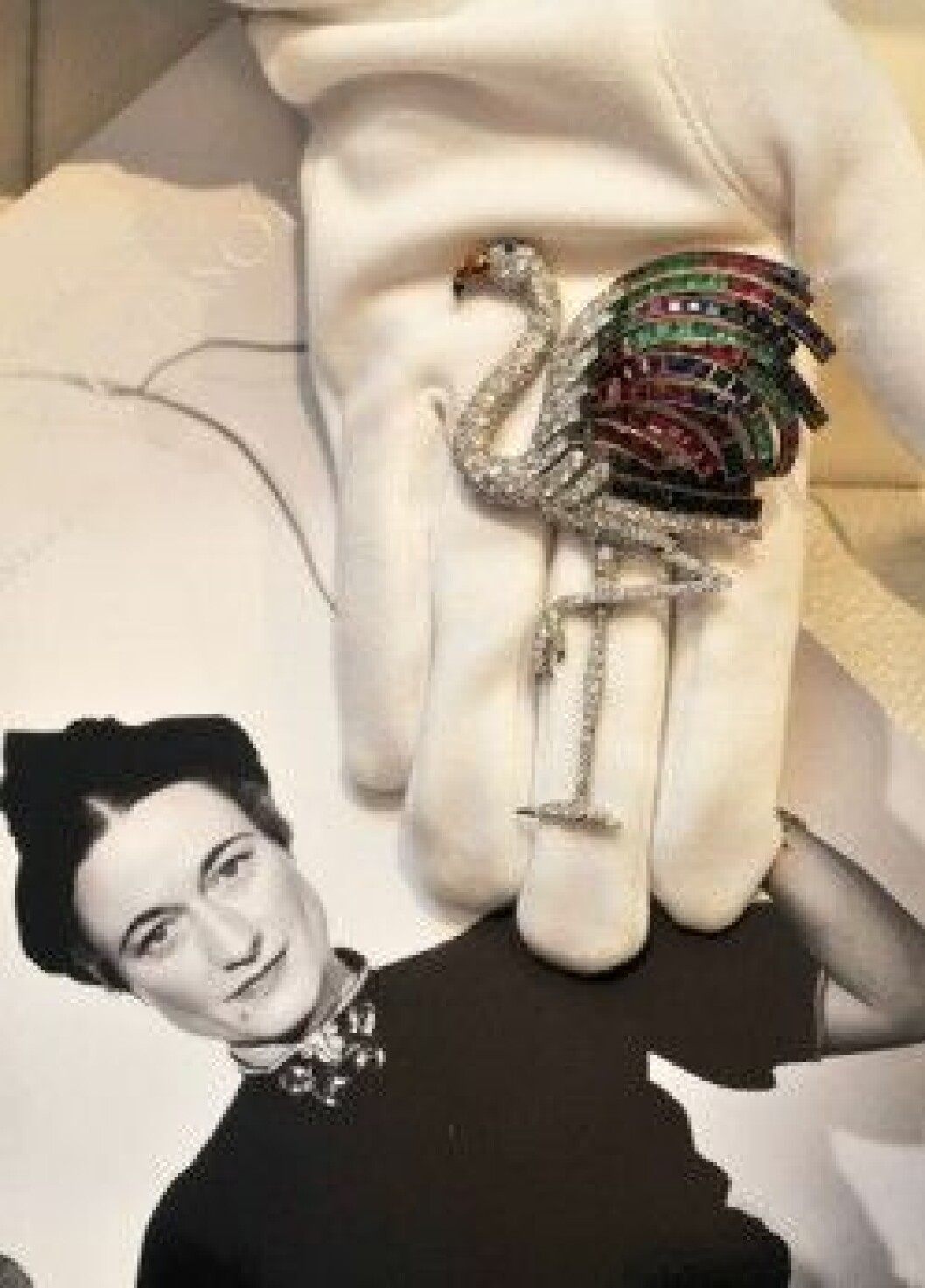 En brosch i form av en flamingo med smaragder, diamanter och safirer.