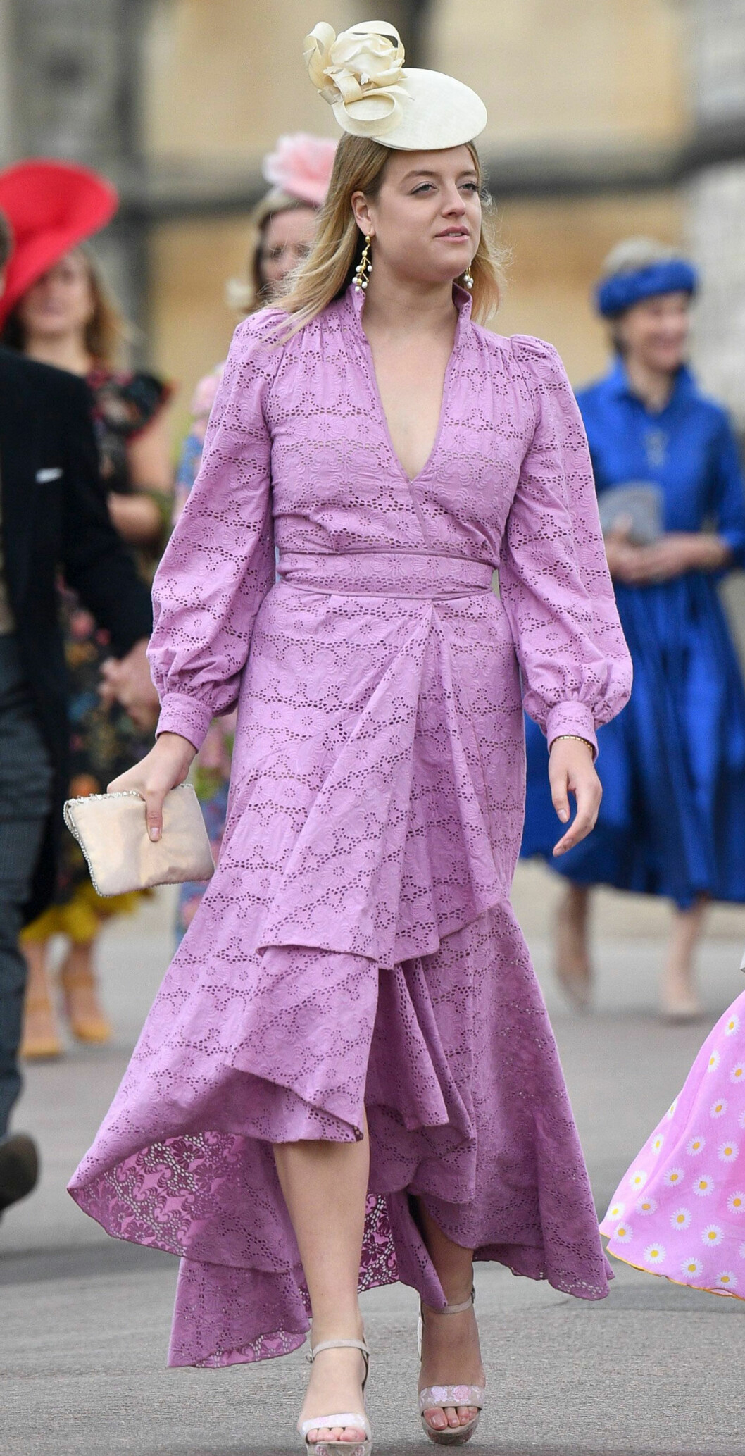 Flora Ogilvy på det senaste brittiska kungliga bröllopet i våras. Nyförlovade Flora Ogilvy på Lady Gabriella Windsors bröllop.
