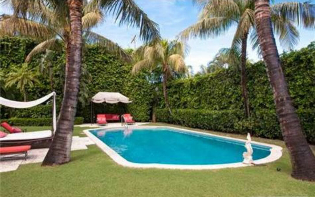 Här njuter familjen av lata dagar med plask och lek. Prinsessfamiljens hus i Florida har en pool