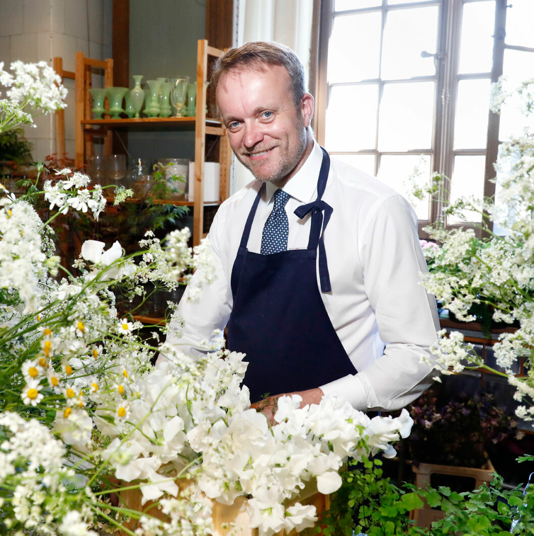 Vad passar bättre än att fira sommarens intåg med en krans på huvudet? Slottsmästare och hovflorist Claes Carlsson berättar hur du gör. Hovets florist Claes Carlsson