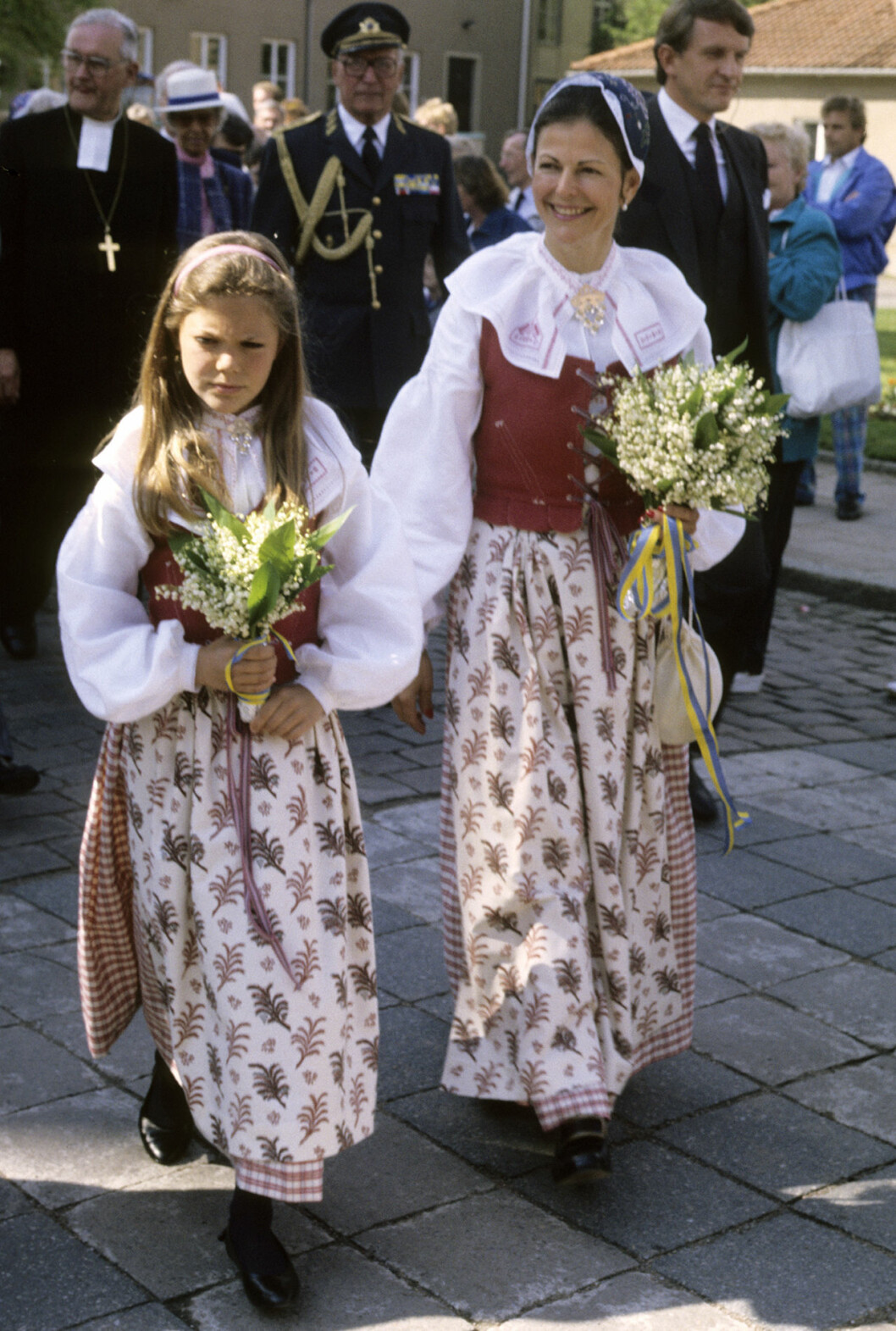 Victoria och Silvia i matchande folkdräkter 1988.