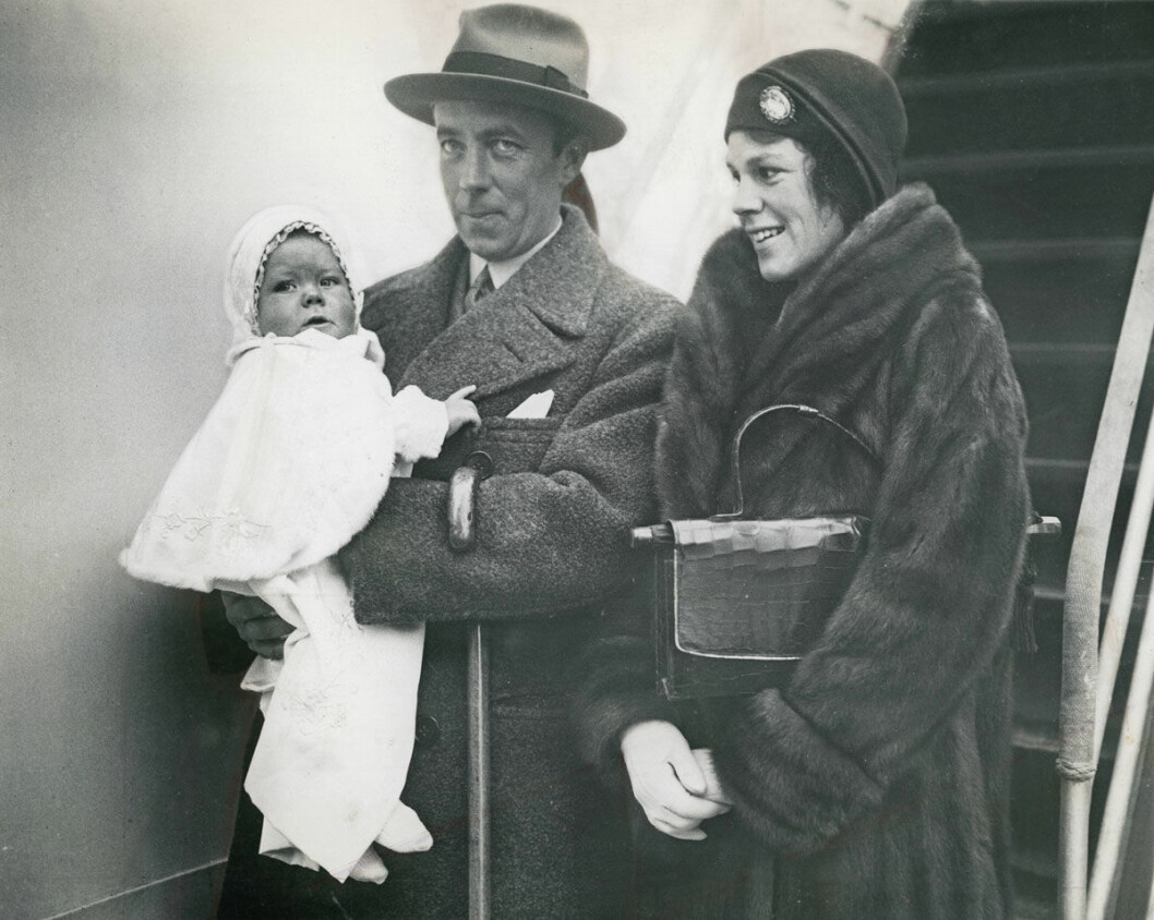 Folke och Estelle Bernadotte år 1930 med förstfödde sonen Gustaf. Folke och Estelle Bernadotte år 1930 med förstfödde sonen Gustaf.