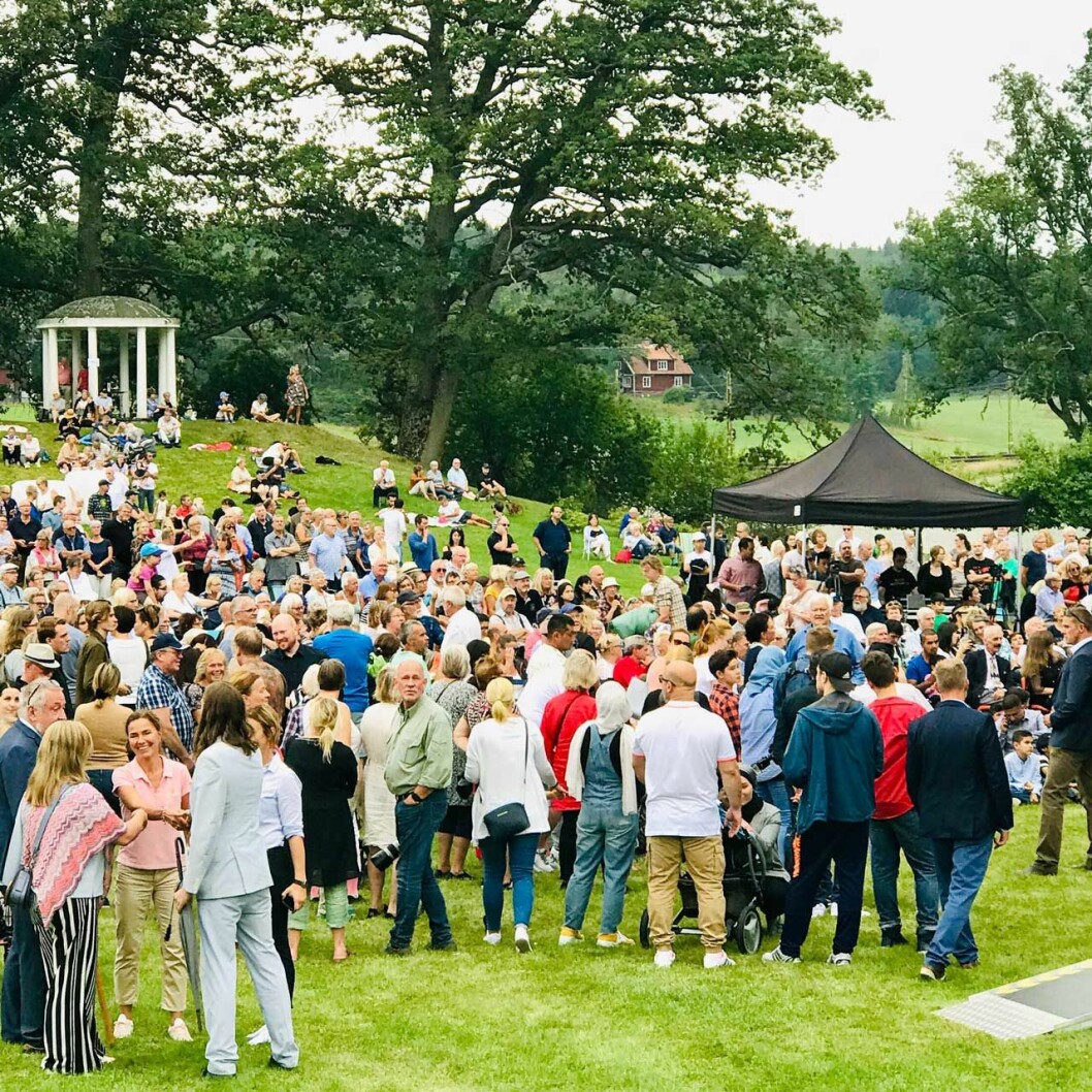 Fullt med folk i kungaparets trädgård! Integrationsfest och matbasar hemma hos kungaparet på Stenhammar.