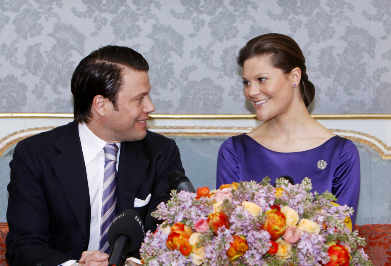 Prins Daniel och kronprinsessan Victoria när de tillkännagav sin förlovning 2009.