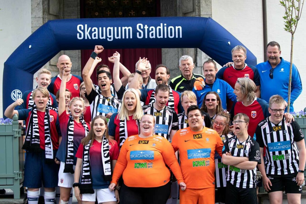 kronprinsfamiljen i Norge på fotboll