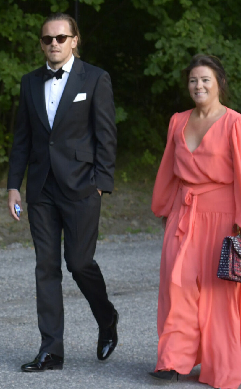 Här anländer Emma Pernald med sin man Tomas Jonson. Emma Pernald och Tomas Jonson på Michael Storåkers 50-årsfest