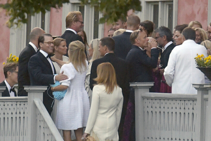 Prins Daniel i champagnevimlet på Villa Beylons terrass. Victoria och Daniel på Michael Storåkers 50-årsfest 2022