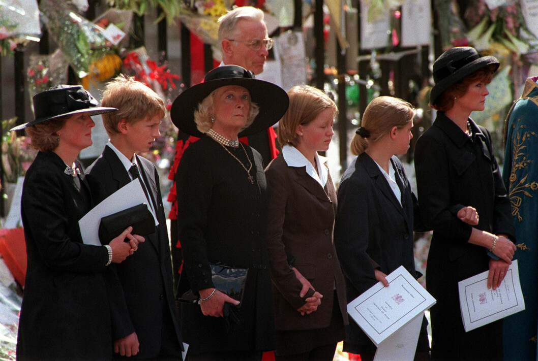 Frances, i hatt, på prinsessan Dianas begravning. Frances