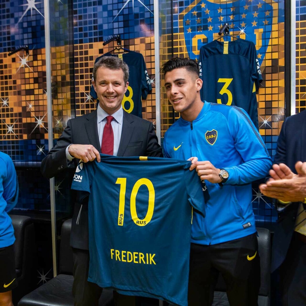 Höjdpunkten för Frederik? Av bilderna att döma KAN det ha varit detta. Kronprins Frederik kickar boll med argentinske fotbollsstjärnan Christian Pavón i Buenos Aires.