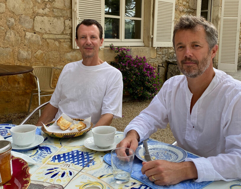 Prins Joachim efter hemkomsten från sjukhuset. Kronprins Frederik var lättad, även om hans bror var märkt av det han varit med om. Prins Joachim Kronprins Frederik vinslott Chateau de Cayx