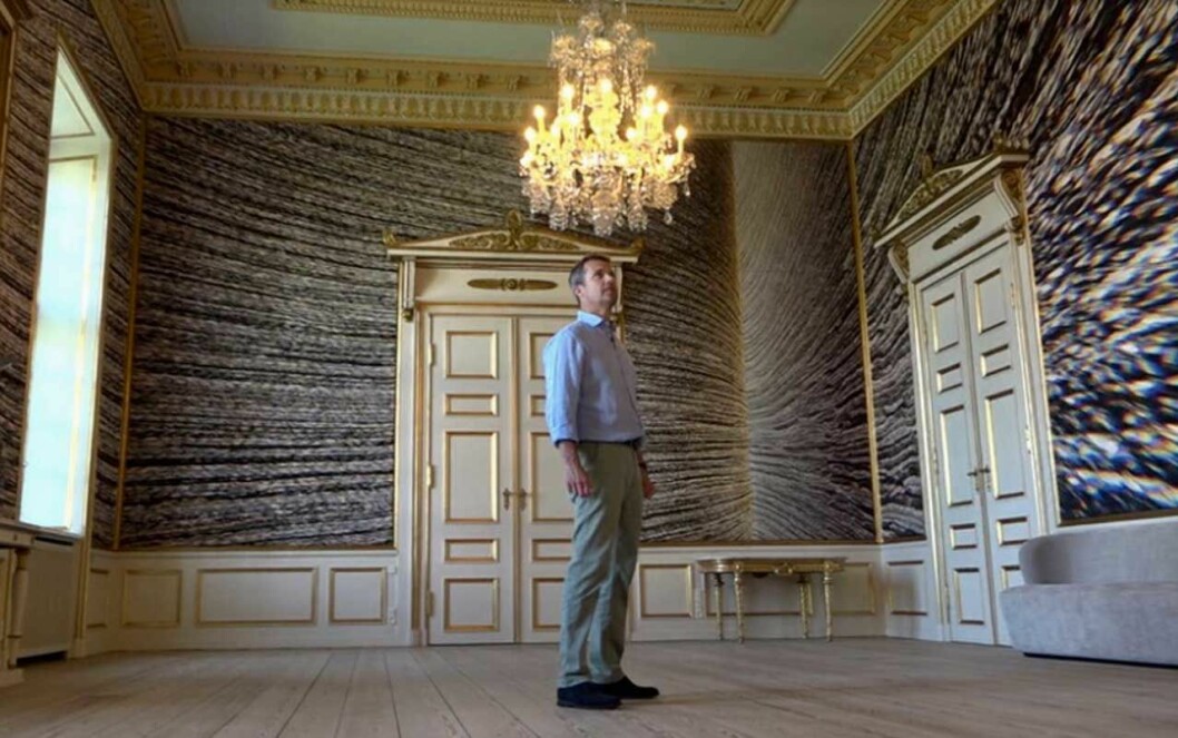 Skulle du vilja mingla här inne? Miriam Bäckströms nya moderna gobeläng hemma hos Mary och Frederik på Amalienborg.