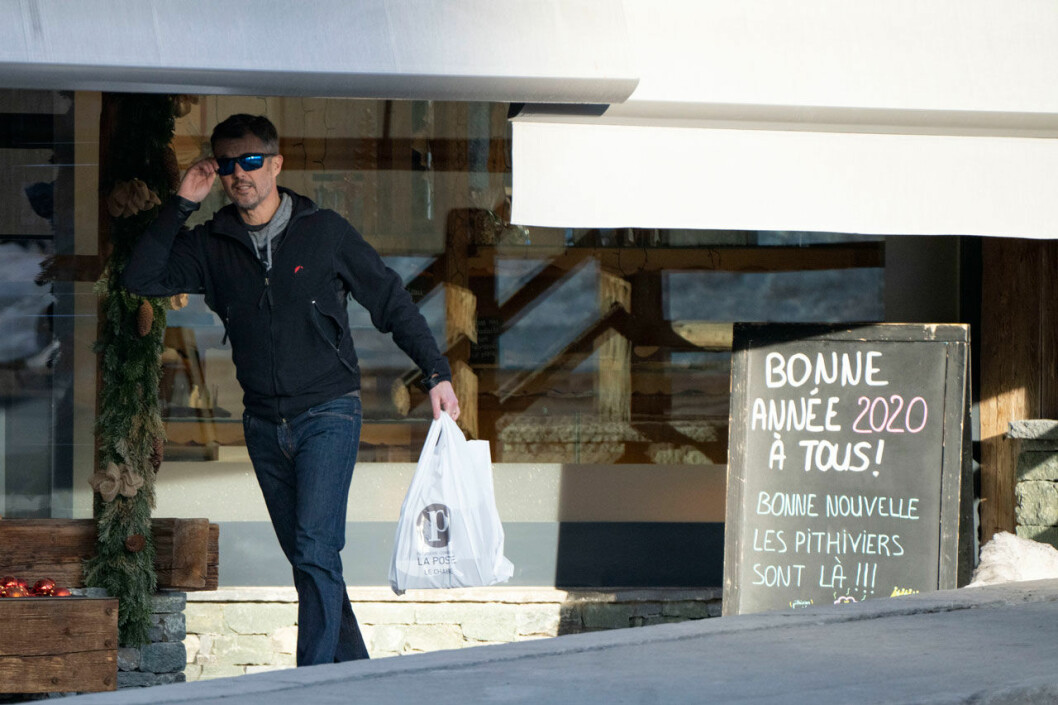 Kronprins Frederik på väg hem efter shoppingrundan. Kronprins Frederik shoppar i Verbier.