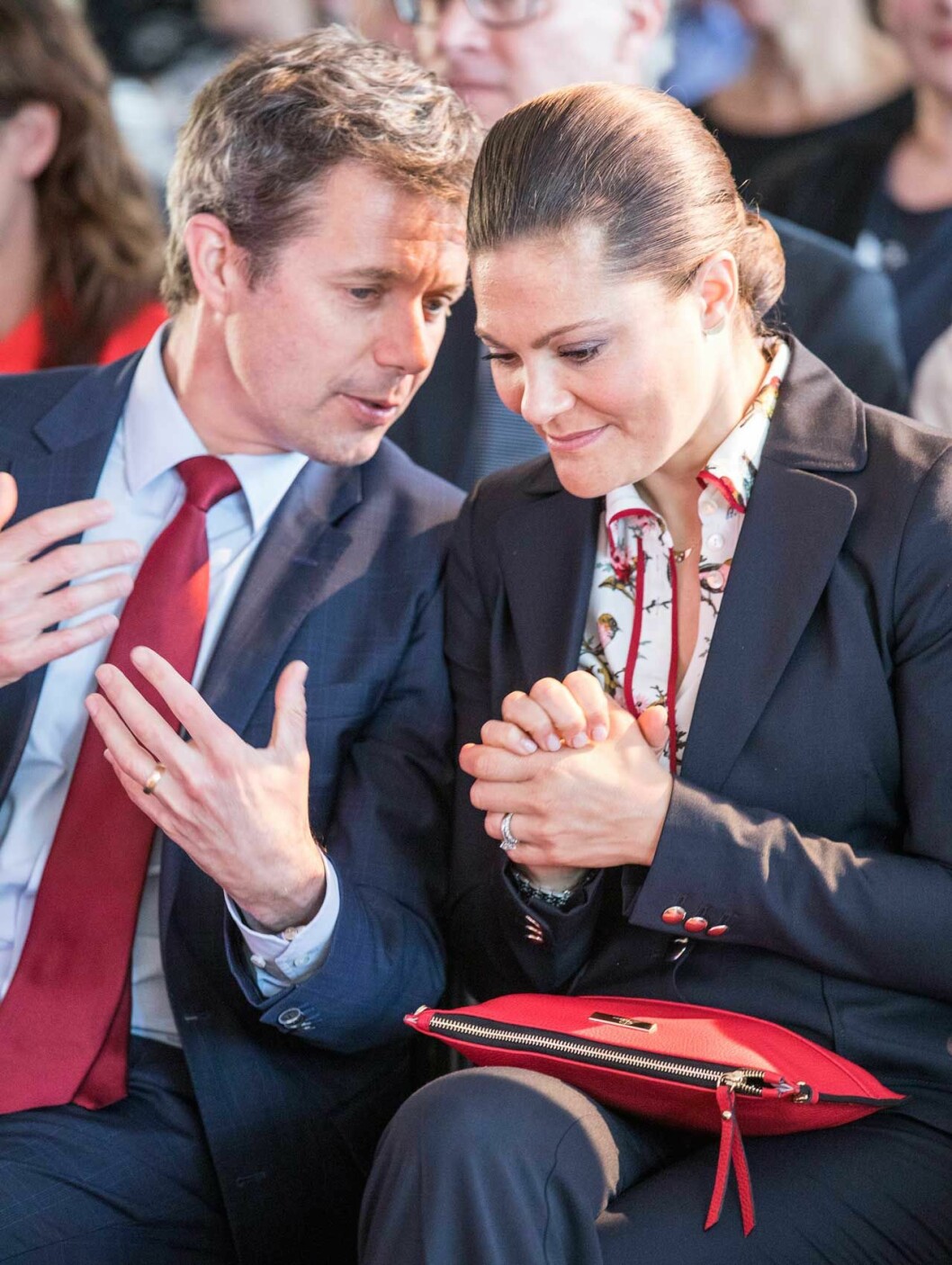 Victoria delar inte sin livssituation med särskilt många. Men kronprins Frederik förstår precis. Kronprins Frederik och kronprinsessan Victoria är nära släkt, deras föräldrar är kusiner.