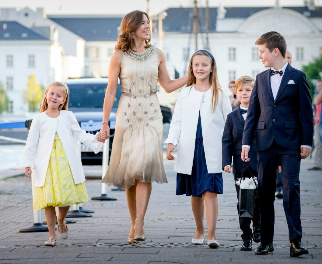 Kronprinsessan Mary med barnen.