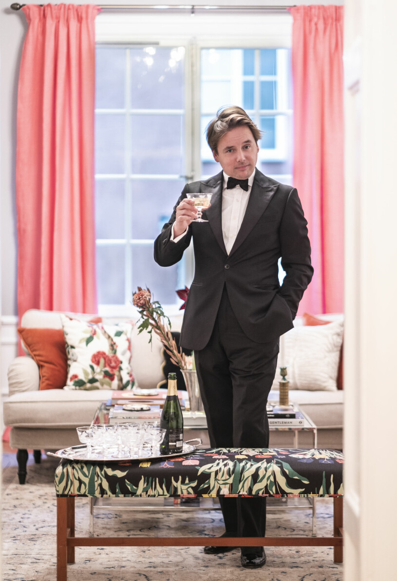 Ingen Nyårsafton utan smoking och champagne! – Det finns inget bättre än att klä upp sig och ha en härlig festkväll med vänner! Fredrik af Klercker i sitt hem skålar med champagne