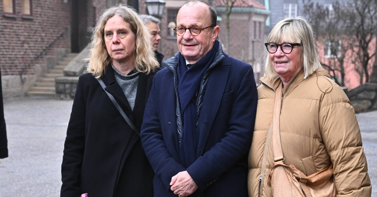 Fredrik Belfrage tillsammans med frun Eva och vännina. Arne Hegerfors begravning