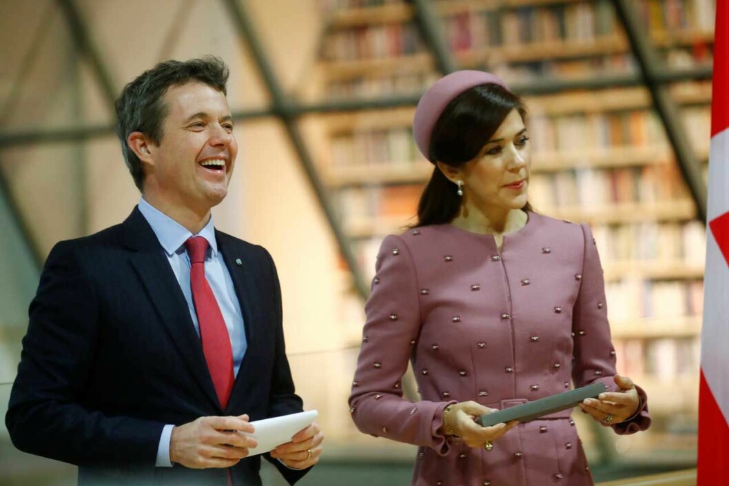 Fredrik och Mary hade med en present till Lettlands Nationalbibliotek. En bok. Fredrik och Mary hade med en present till Lettlands Nationalbibliotek. En bok.