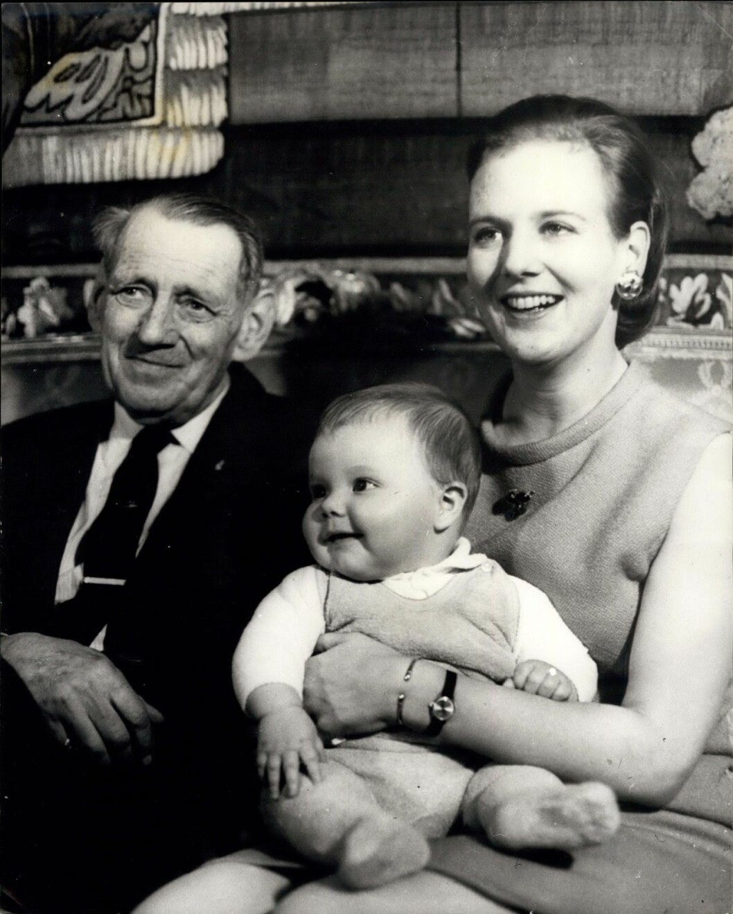 Margrethe, som bebis i sin mamma, drottning Ingrids knä. Pappa var Frederik IX. Margrethe, som bebis i sin mamma, drottning Ingrids knä. Pappa var Frederik IX.