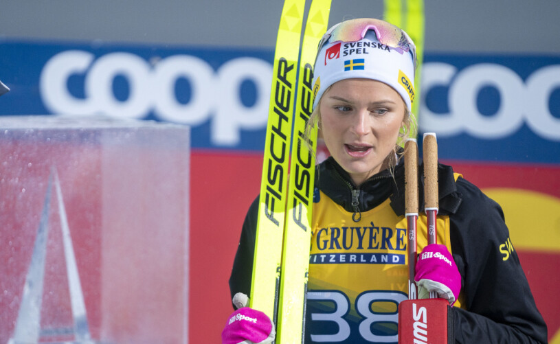 Frida Karlsson får en passning av nära vännen Maja Dalqvist Frida Karlsson