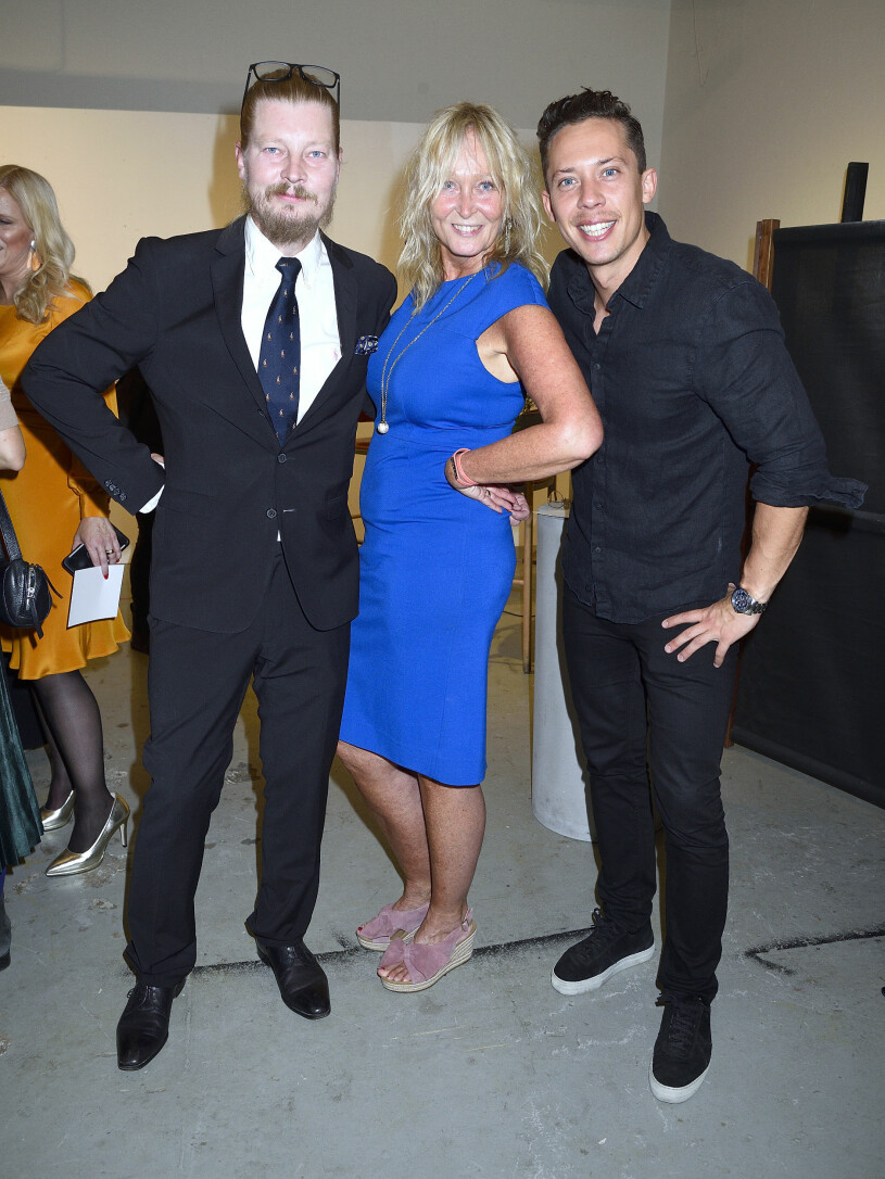 Fridas journalist-make Lars Andersson i minglet med Pamela Andersson och Pascal Engman.