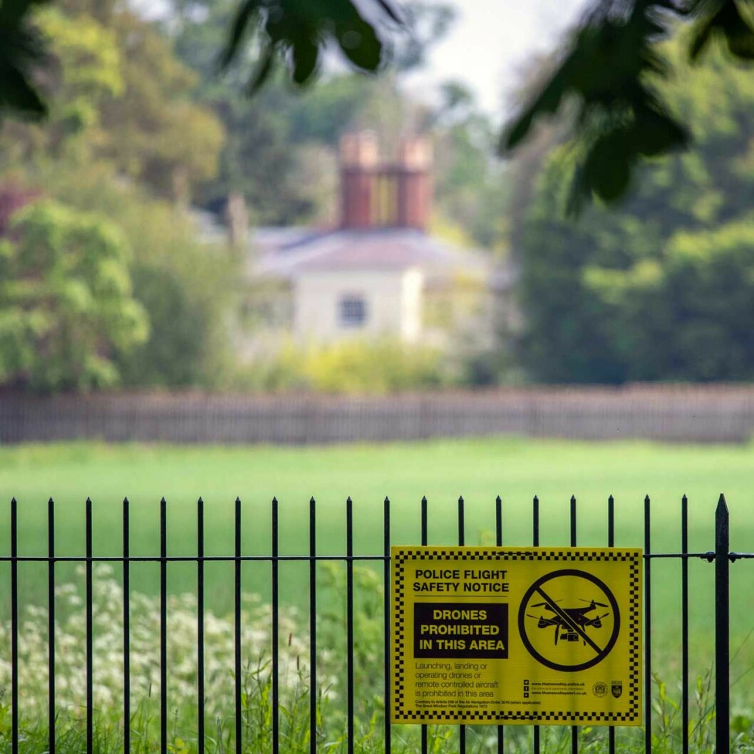 Välbevakat. Frogmore Cottage ligger i den privata delen av slottsparken, så det går inte att kika över staketet. Välbevakat. Frogmore Cottage ligger i den privata delen av slottsparken, så det går inte att kika över staketet.