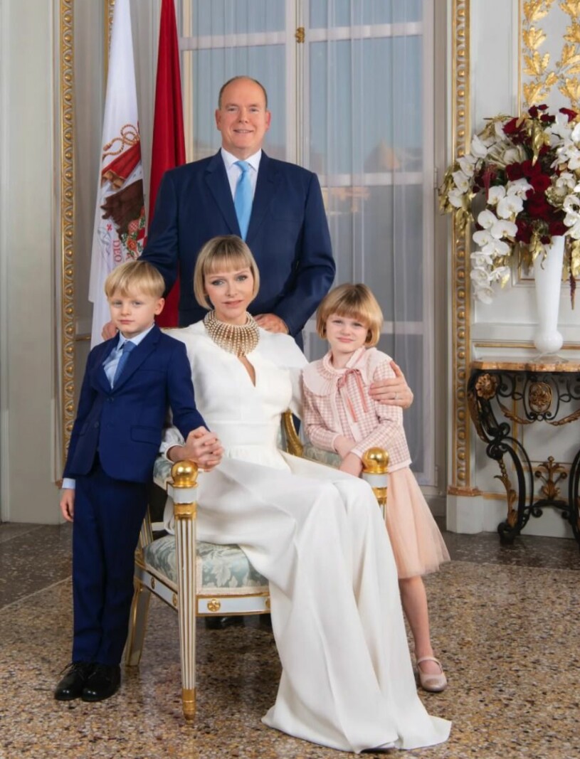 Ett rykande färskt familjefoto från hovet i Monaco. Foto: Eric Mathon/Palais princier. Furst Albert Furstinnan Charlene Prins Jacques Prinsessan Gabriella
