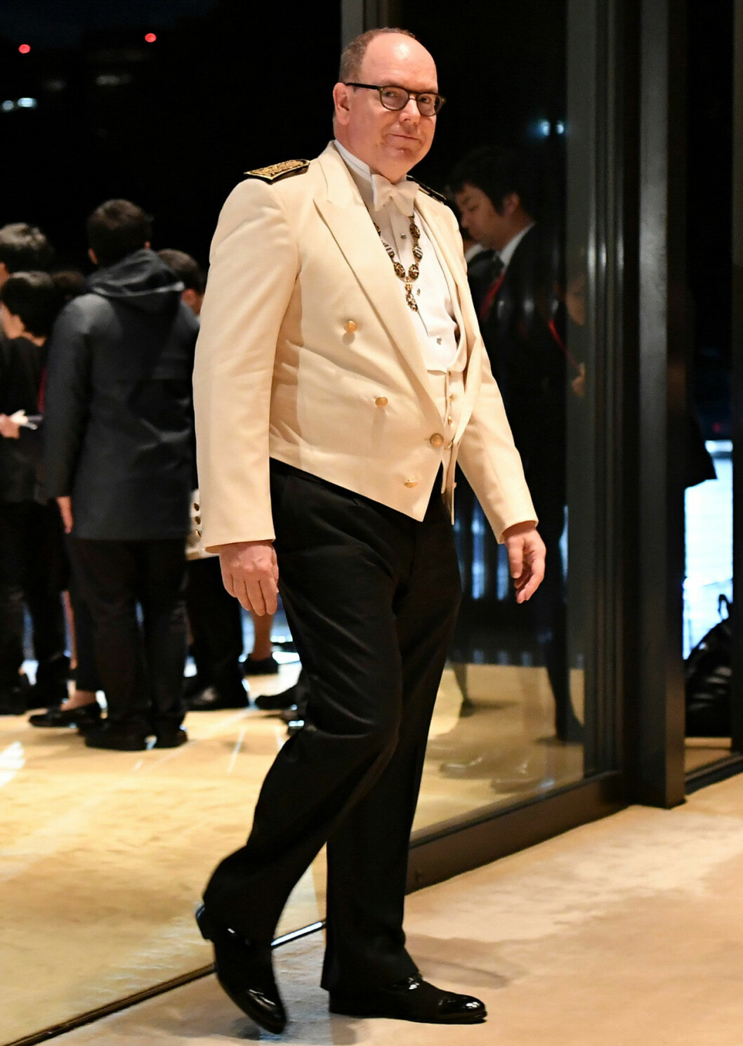 Furst Albert av Monaco kom utan sin fru Charlene. Furst Albert av Monaco firade Japans nya kejsare.
