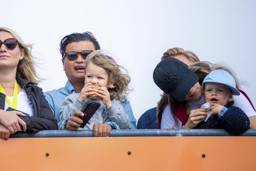 Gabriel och Alexander var med och hejade på pappa Carl Philip när han tävlade! Prins Gabriel