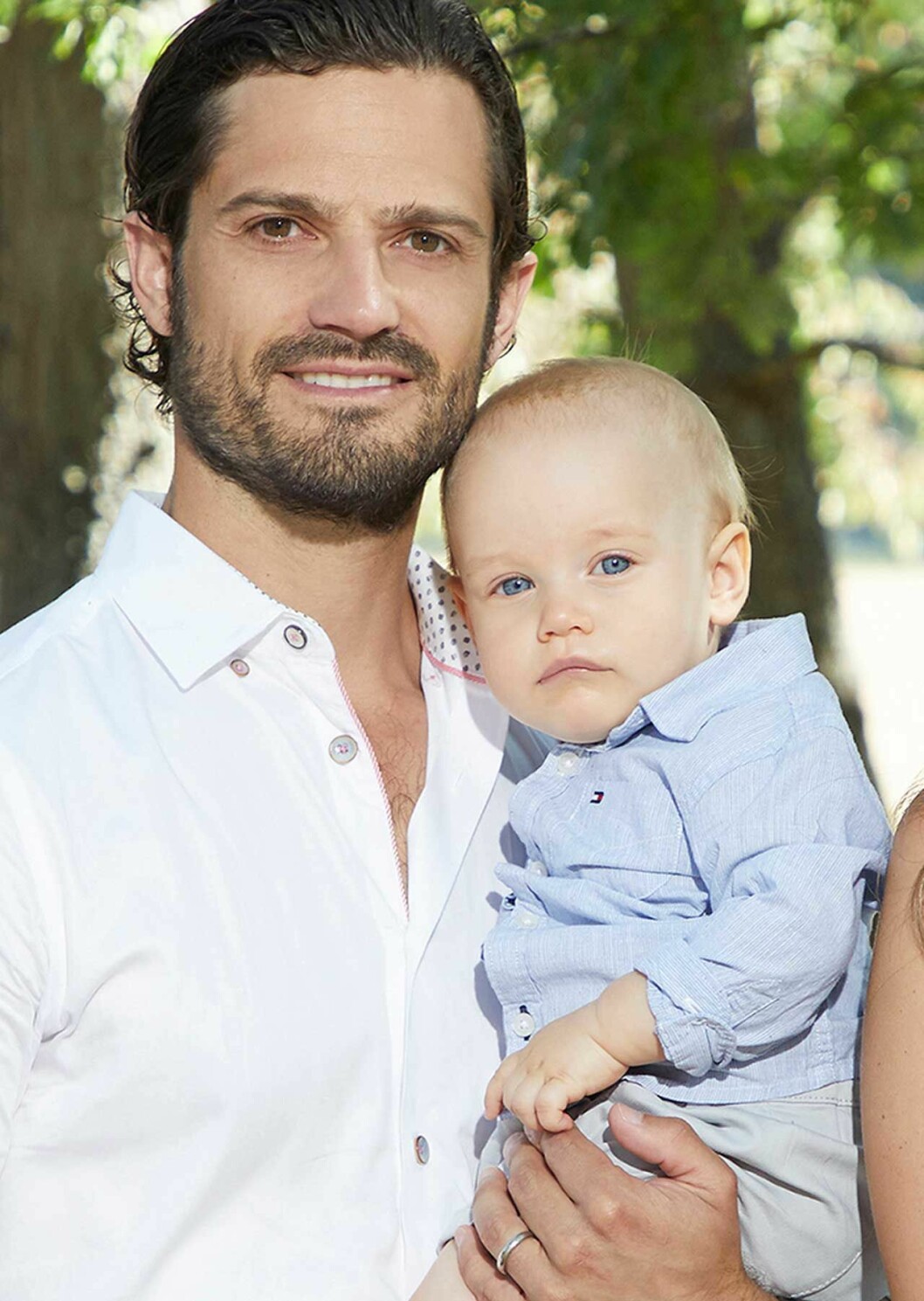 Blont hår och klarblå ögon – Gabriel har helt andra färger än sin pappa. Prins Gabriel med sin pappa prins Carl Philip.