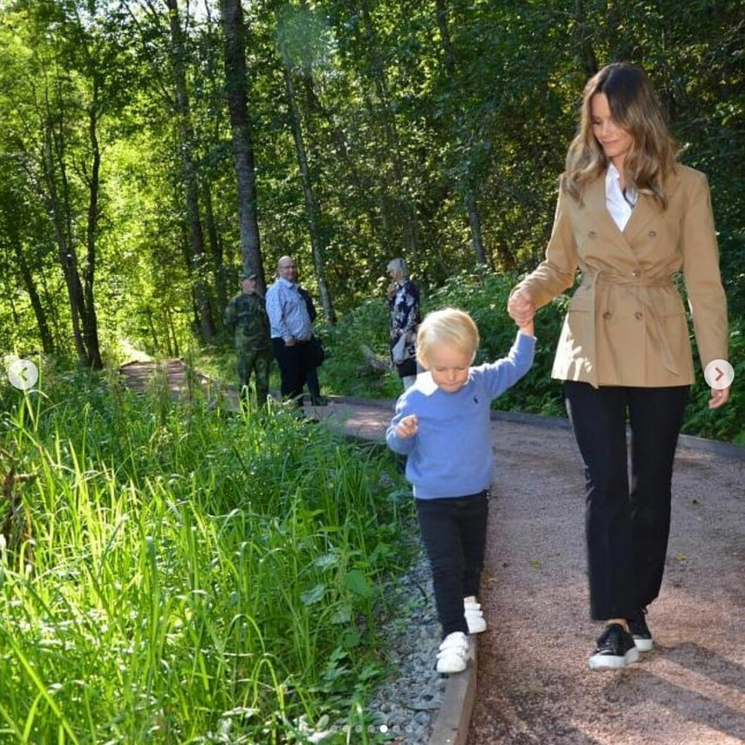 Sofias lillprins på upptäcktsfärd. Och som ni ser gillar han att gå balansgång… Prins Gabriel prinsessan Sofia