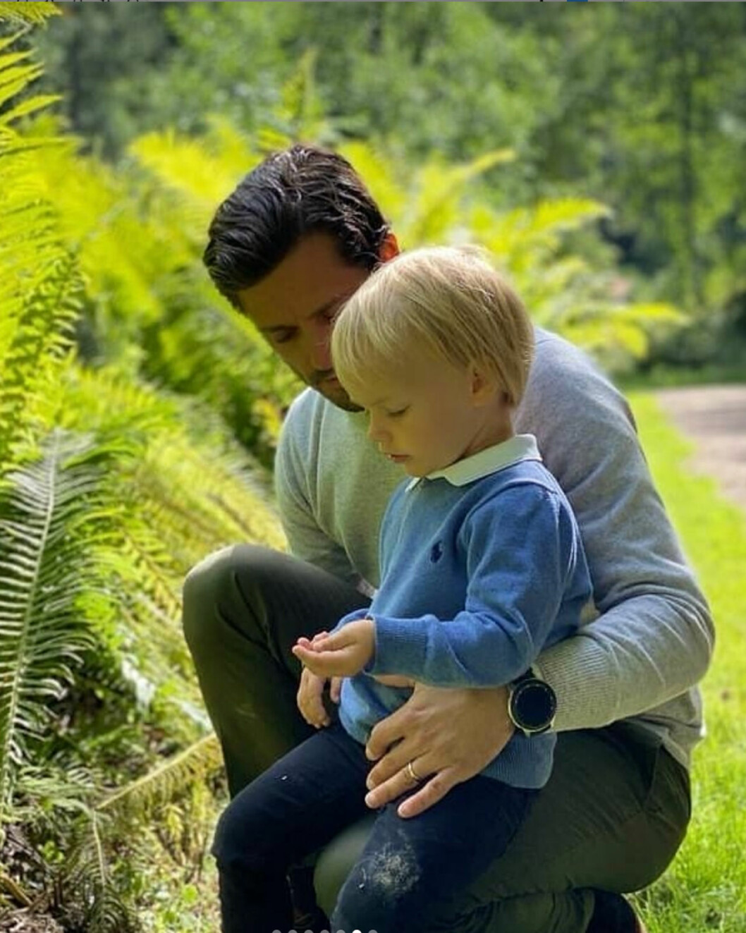 Det fanns mycket spännande att kolla in. Prins Carl Philip och prins Gabriel i Säterdalens naturreservat i Dalarna.