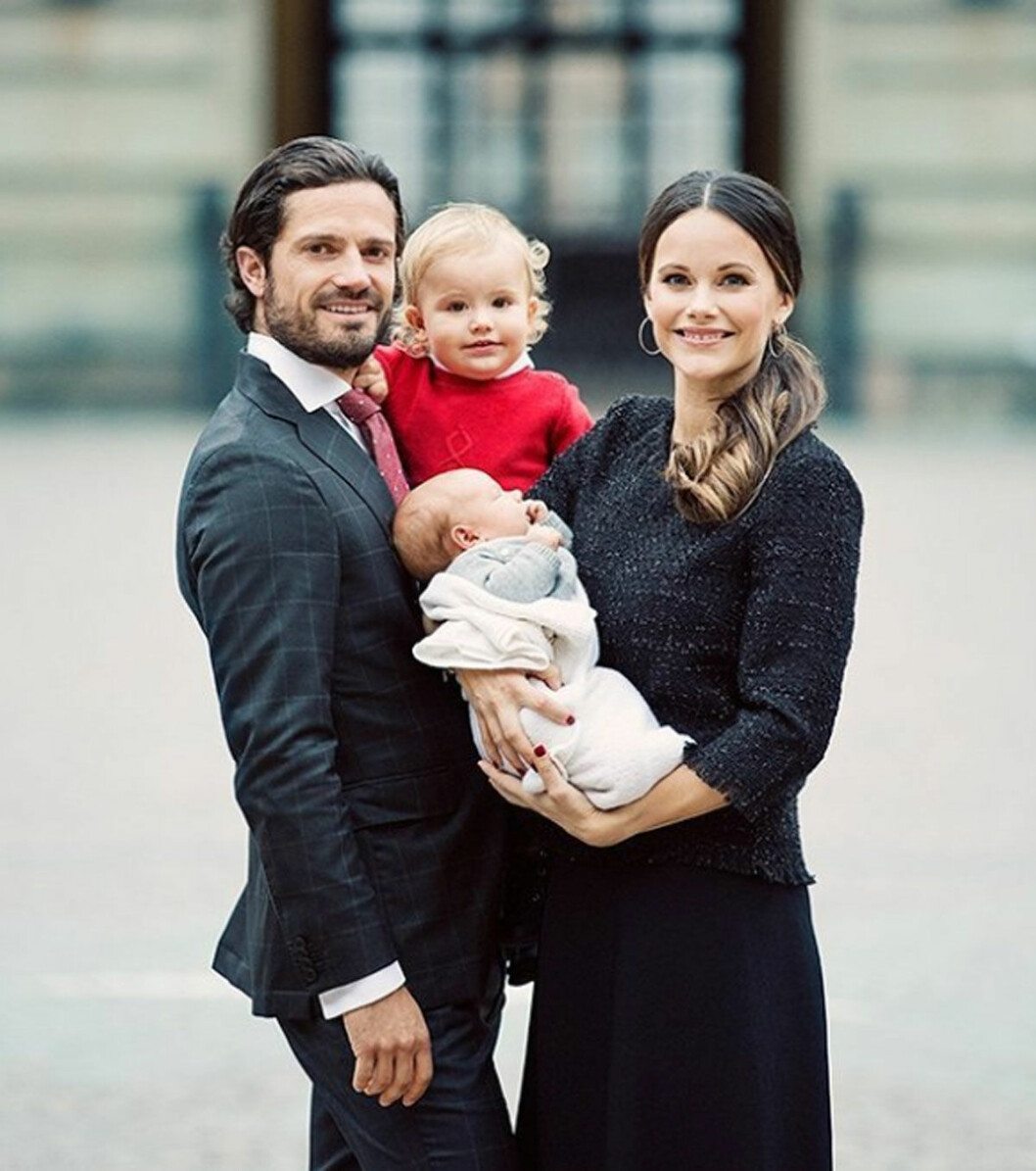 Hela fina familjen utanför Stockholms slott! Prins Gabriel 1 år.