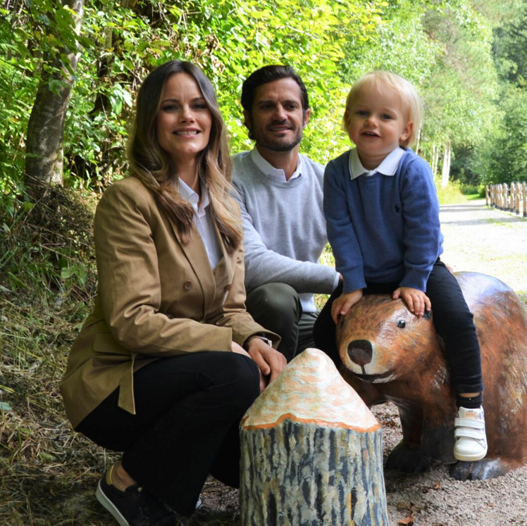 Unge hertig Gabriel på äventyr i Dalarna med mamma Sofia och pappa Carl Philip. Prins Gabriel prinsessan Sofia prins Carl Philip 2020