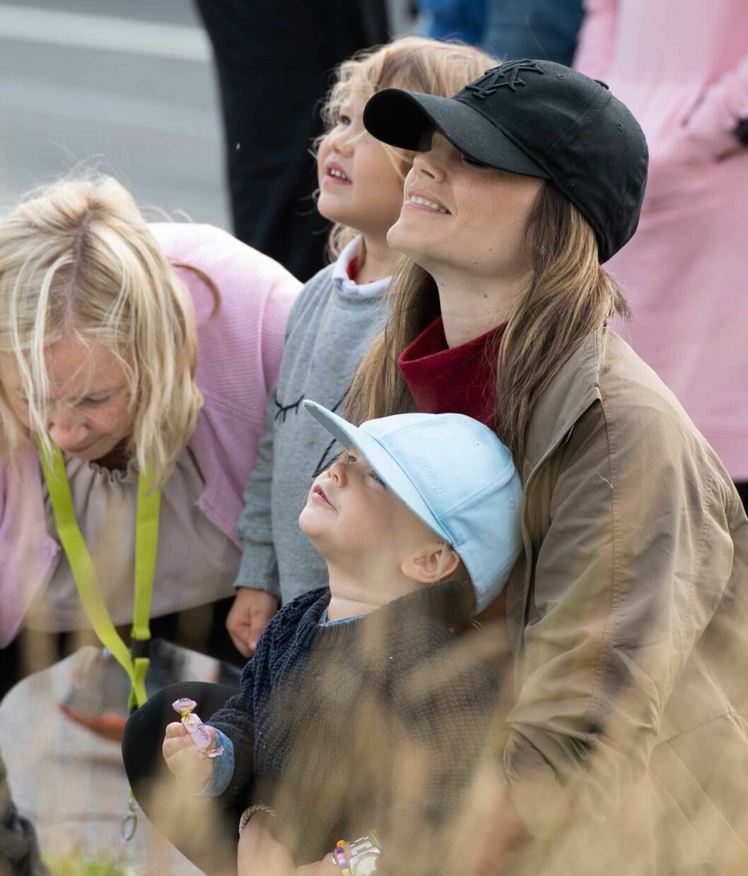 En miniprins under jättekepsen. Prins Gabriel och prins Alexander på Gelleråsen med mamma prinsessan Sofia.
