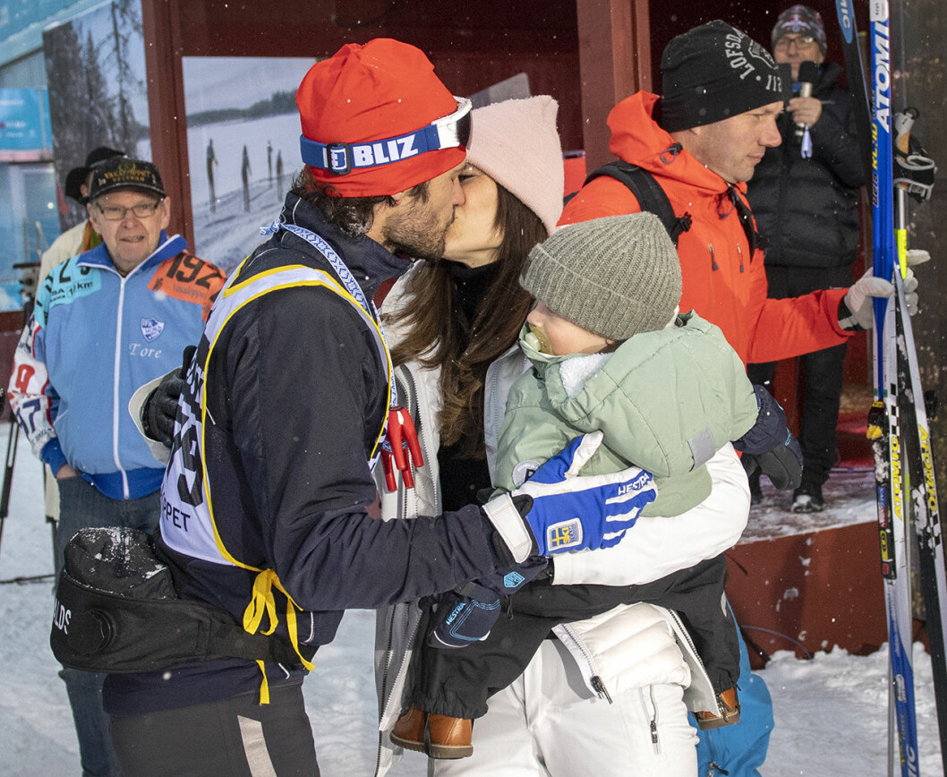 Sofia och Gabriel gratulerar Carl Philip vid målet av Vasaloppet i Mora. Sofia och Gabriel gratulerar Carl Philip vid målet av Vasaloppet i Mora.