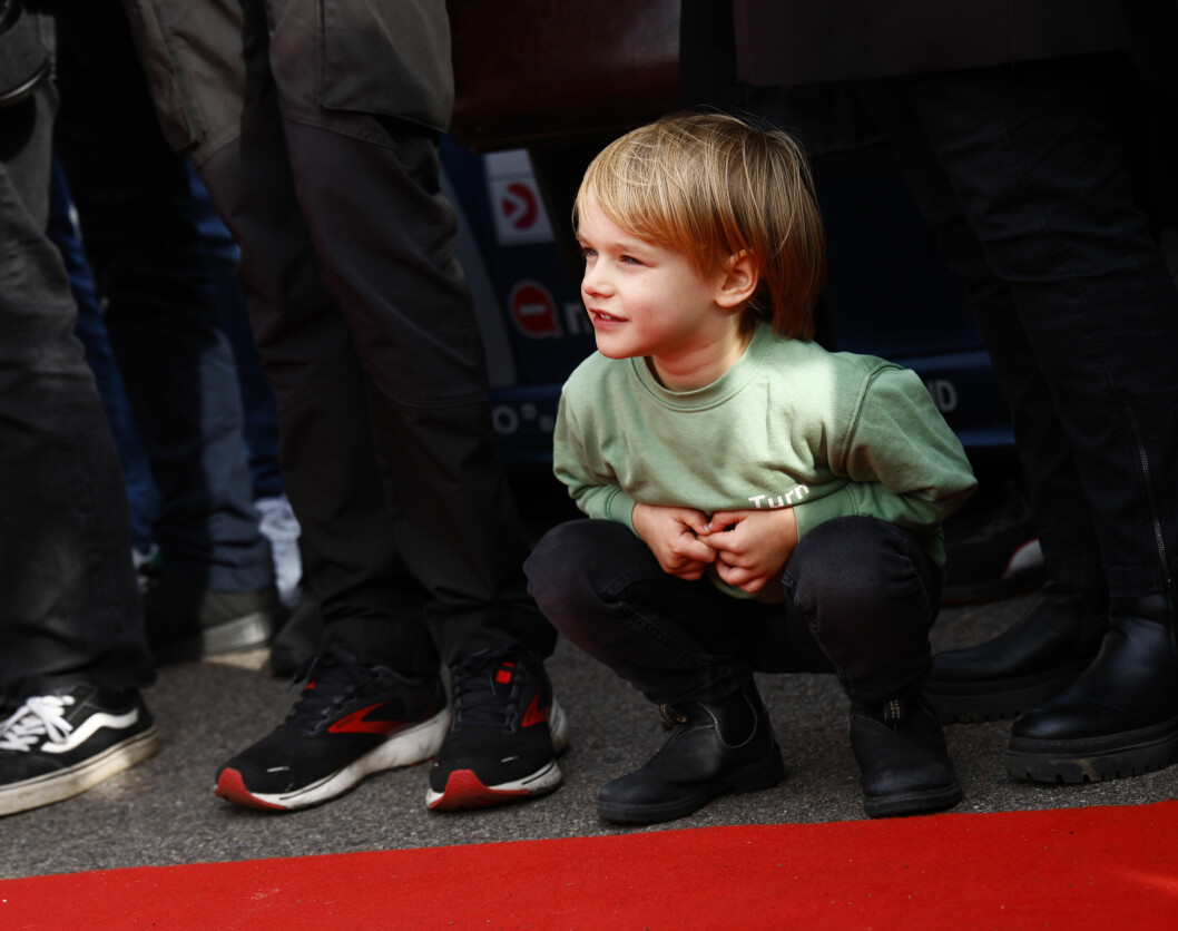 En blivande skolpojke! Prins Gabriel sitter på huk