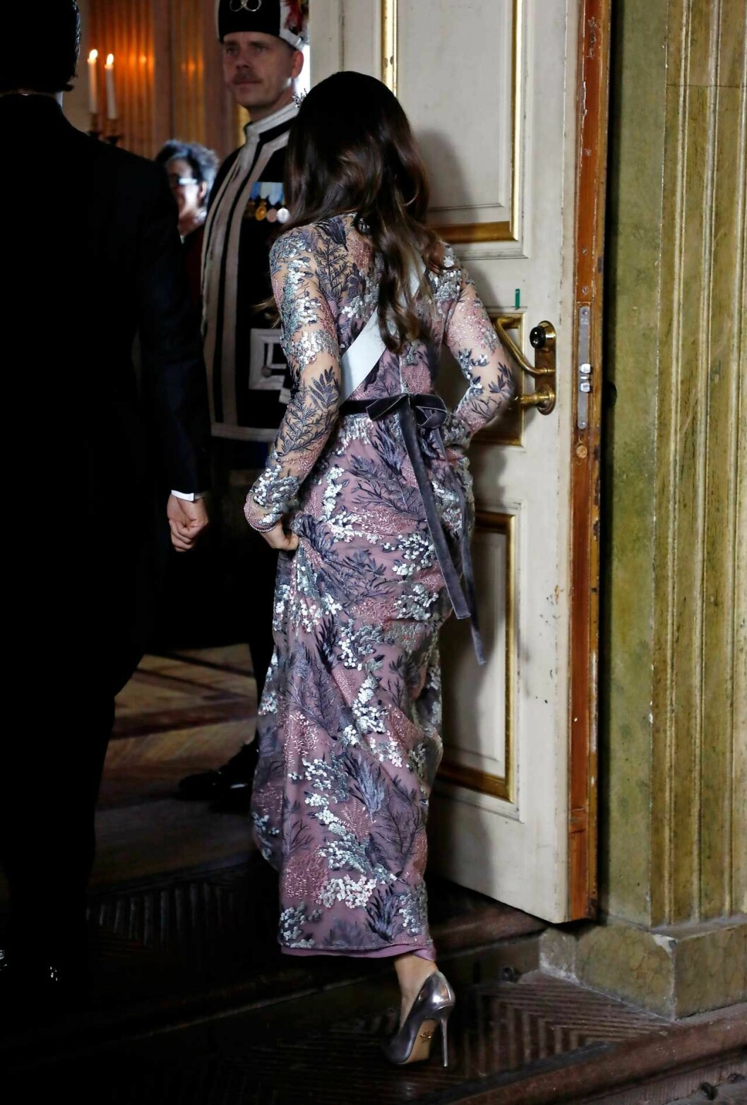 Prinsessan Sofia hastar in till middagen. Prinsessan Sofia hastar in till middagen.