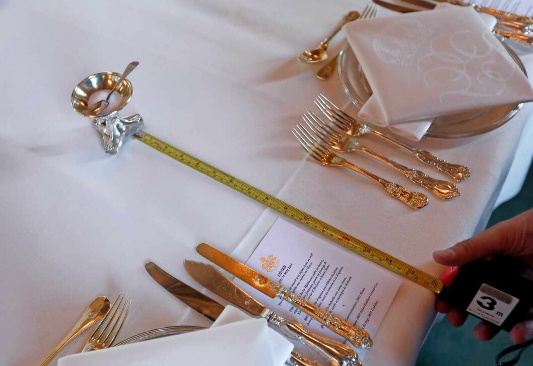 Det måste vara 42 centimeter mellan saltkaret och bordskanten! Det måste vara 42 centimeter mellan saltkaret och bordskanten!