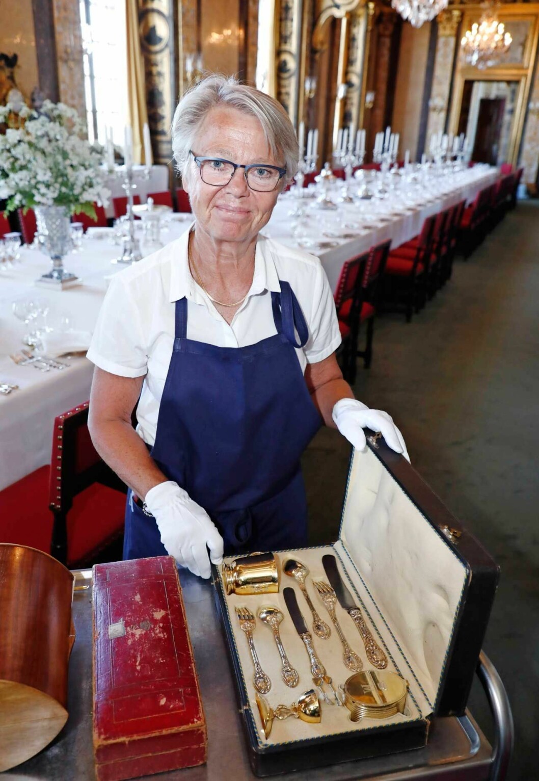 Rutinerade taffeltäckaren Eva Ohlsson rullar in schatullen med paradbesticken. Rutinerade taffeltäckaren Eva Ohlsson rullar in schatullen med paradbesticken.