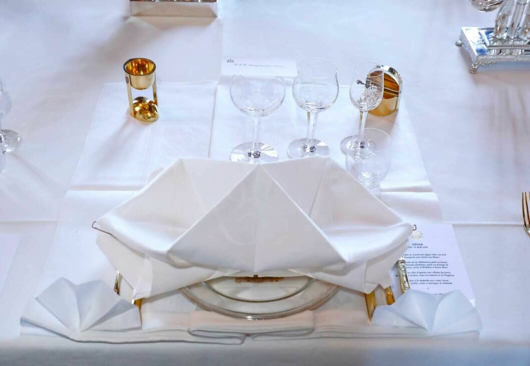 Här ser du kronprinsessans kuvert med sin underservett. När hon sätter sig till bords viker hon ner den här delen och så hålls den fast med kniven. Under den brutna servetten ligger det alltid en skiva Vasa delikatess. Här ser du kronprinsessans kuvert med sin underservett. När hon sätter sig till bords viker hon ner den här delen och så hålls den fast med kniven. Under den brutna servetten ligger det alltid en skiva Vasa delikatess.