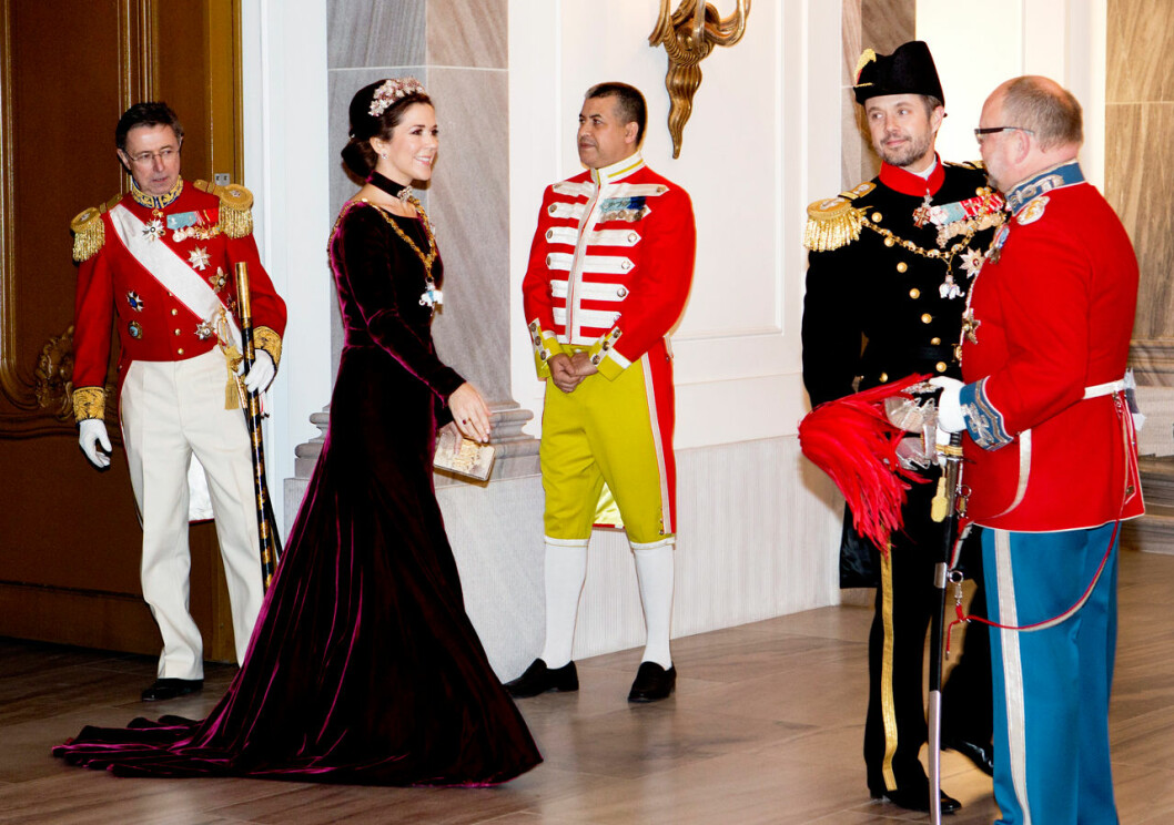 Alla de stiligaste dinéerna på Amalienborg hålls i Riddersalen och de börjar alltid klockan 20.00. Utöver familjen så är även prins Joachims och prinsessan Maries vänner bjudna. Kronprinsessan Mary och kronprins Frederik vid en galamiddag på Amalienborgs slott.