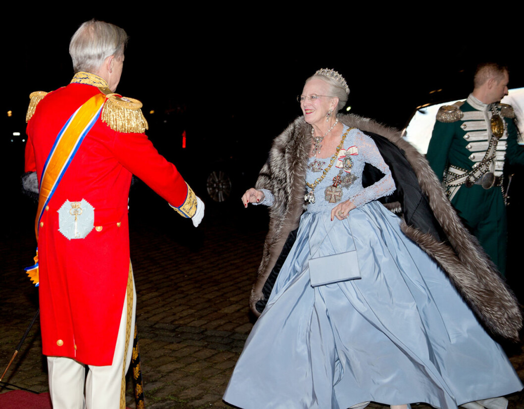 Värdinnan i egen hög person. Margrethe är mycket engagerad i dukningen och tar alltid en inspektionsrunda när hovfolket dukat klart. Den magnifika värdinnan drottning Margrethe.