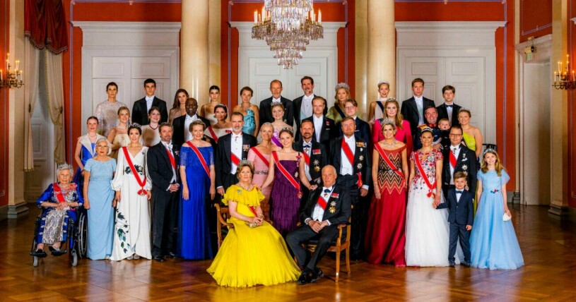 Kungligt gruppfoto! På första raden längst till vänster hittar vi prinsessan Astrid. Kungligt gruppfoto
