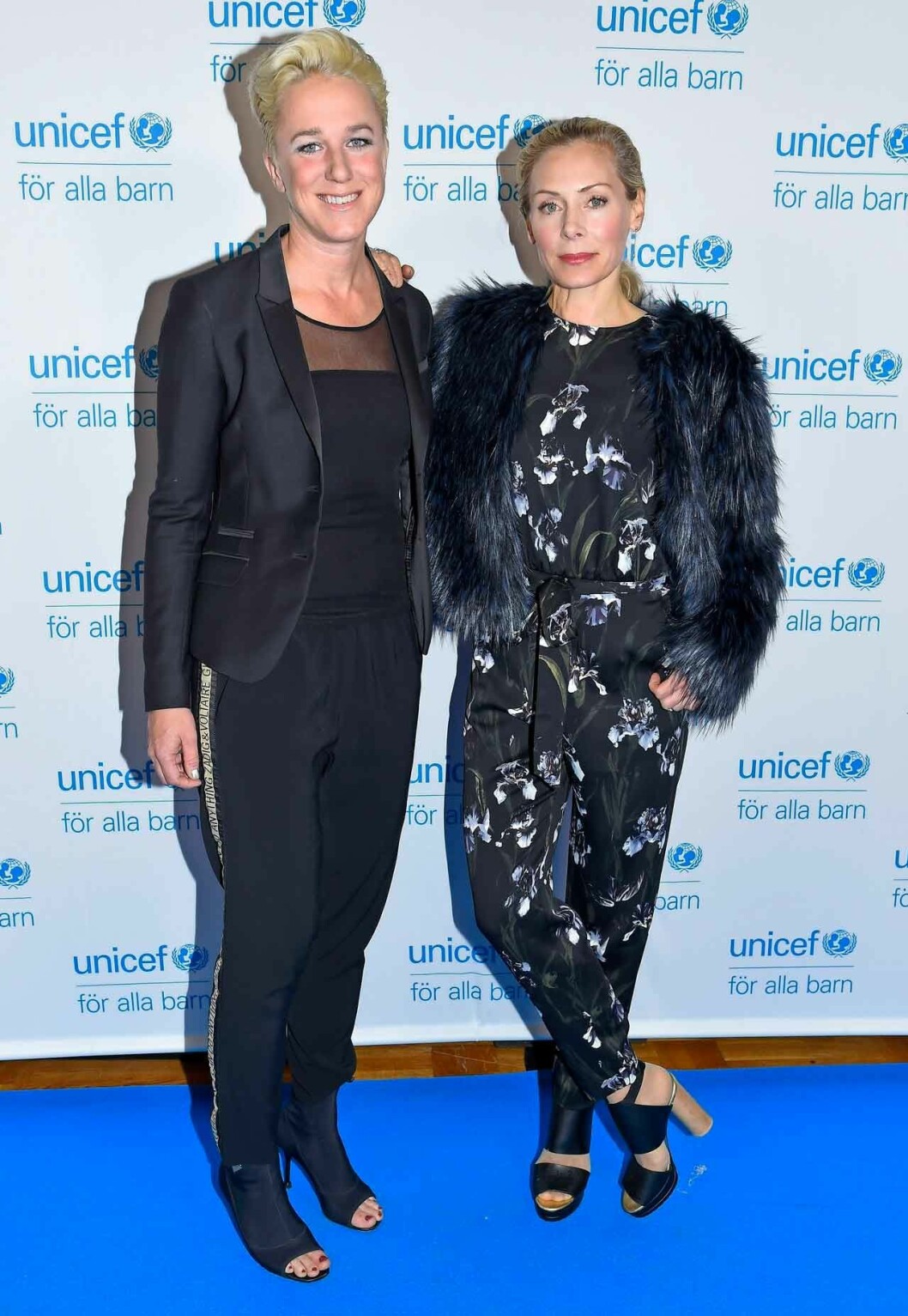 Galasnygga i svart! Kajsa Bergqvist och Eva Röse.
