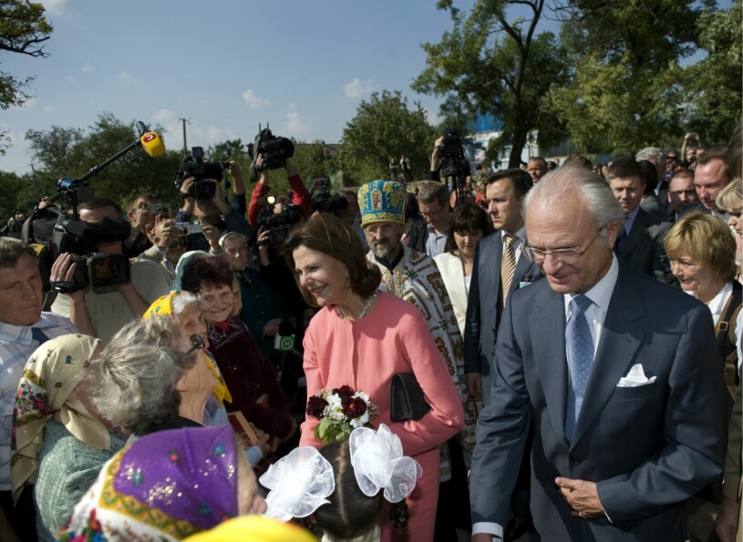 Det rådde glädjeyra när kungen och drottningen var på besök, och alla ville hälsa på kungaparet! Kungen och drottningen hälsar på folket i Gammalsvenskby i Ukraina 2008